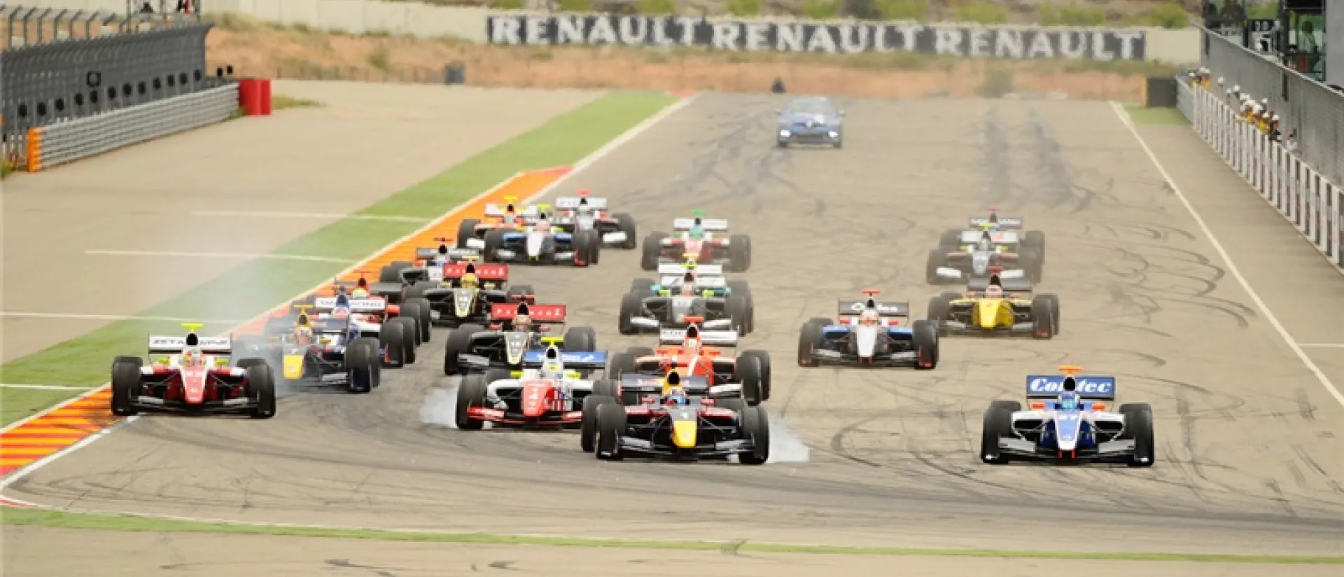 Sainz Jr. vence con autoridad en el primer día de fiesta de las World Series en MotorLand Sainz Jr. vence con autoridad en el primer día de fiesta de las World Series en MotorLand