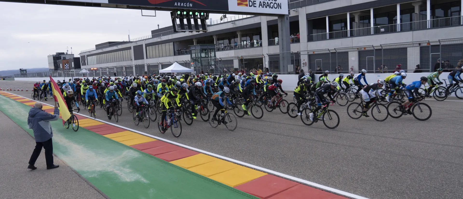 Los ciclistas solidarios toman MotorLand en la primera jornada de La Invernal Los ciclistas solidarios toman MotorLand en la primera jornada de La Invernal