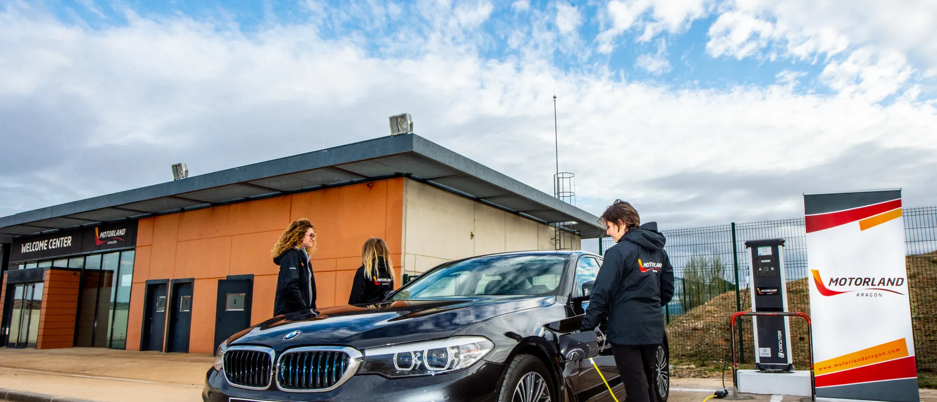MotorLand inaugura tres puntos de recarga para vehículos eléctricos en sus instalaciones MotorLand inaugura tres puntos de recarga para vehículos eléctricos en sus instalaciones