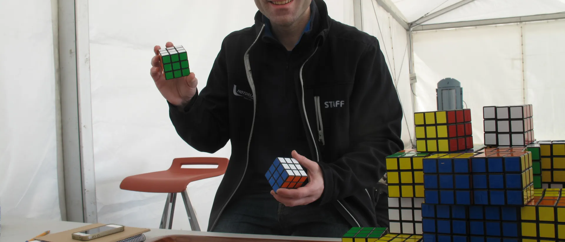 El récord del mosaico de cubos de Rubik más grande del mundo se batirá en MotorLand durante las Superbikes 