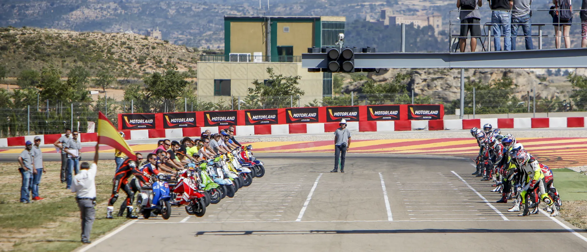 Las 6 horas de Vespa divierten en MotorLand