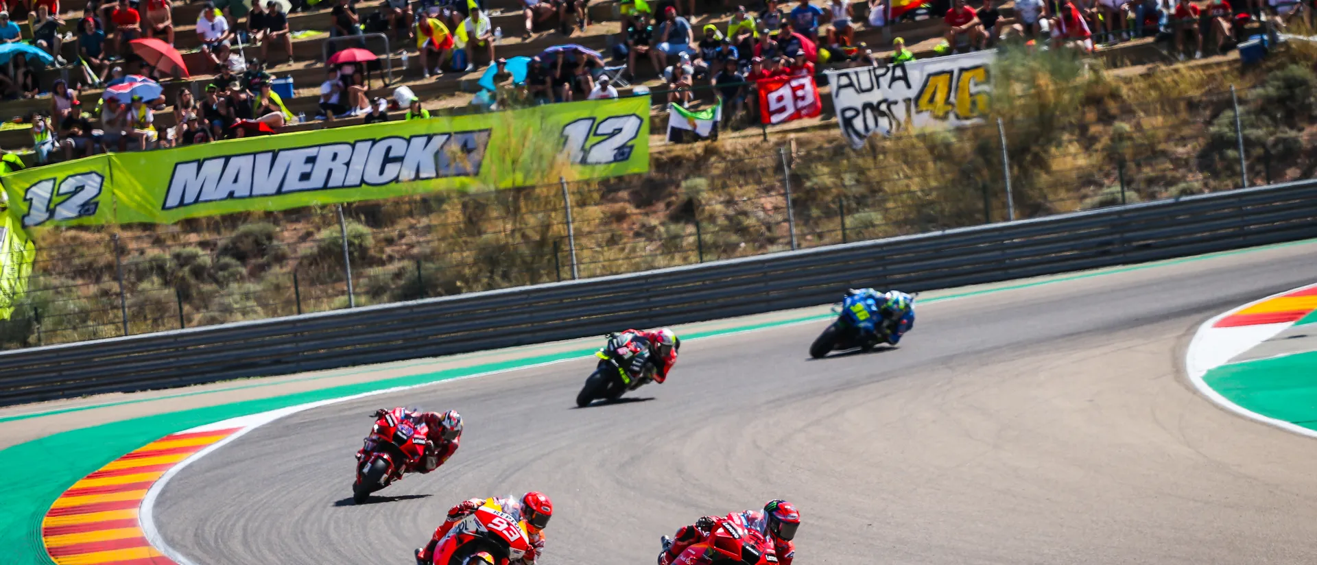 Francesco Bagnaia lucha su primera victoria de infarto en el templo de Márquez. Francesco Bagnaia lucha su primera victoria de infarto en el templo de Márquez.