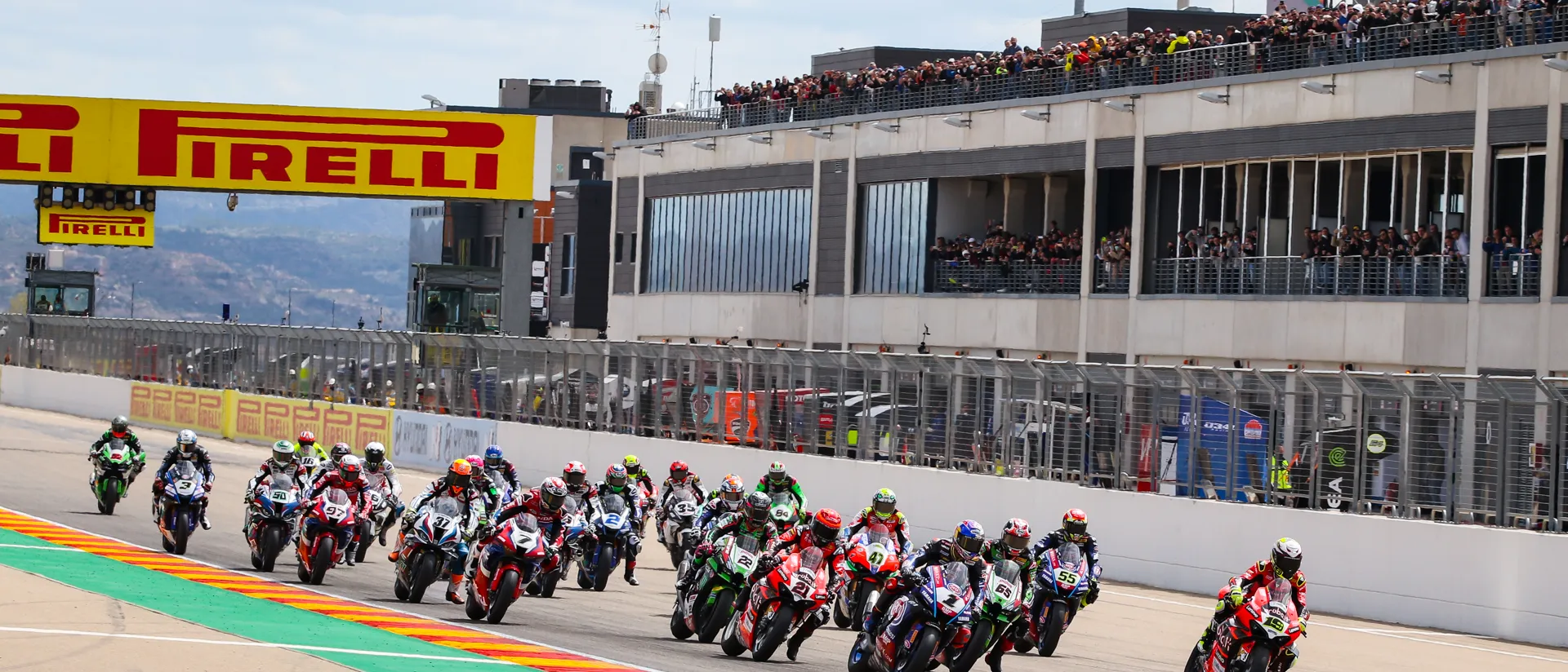 Duelo en la cumbre entre Jonathan Rea y Álvaro Bautista por la victoria de hoy en MotorLand Aragón Duelo en la cumbre entre Jonathan Rea y Álvaro Bautista por la victoria de hoy en MotorLand Aragón