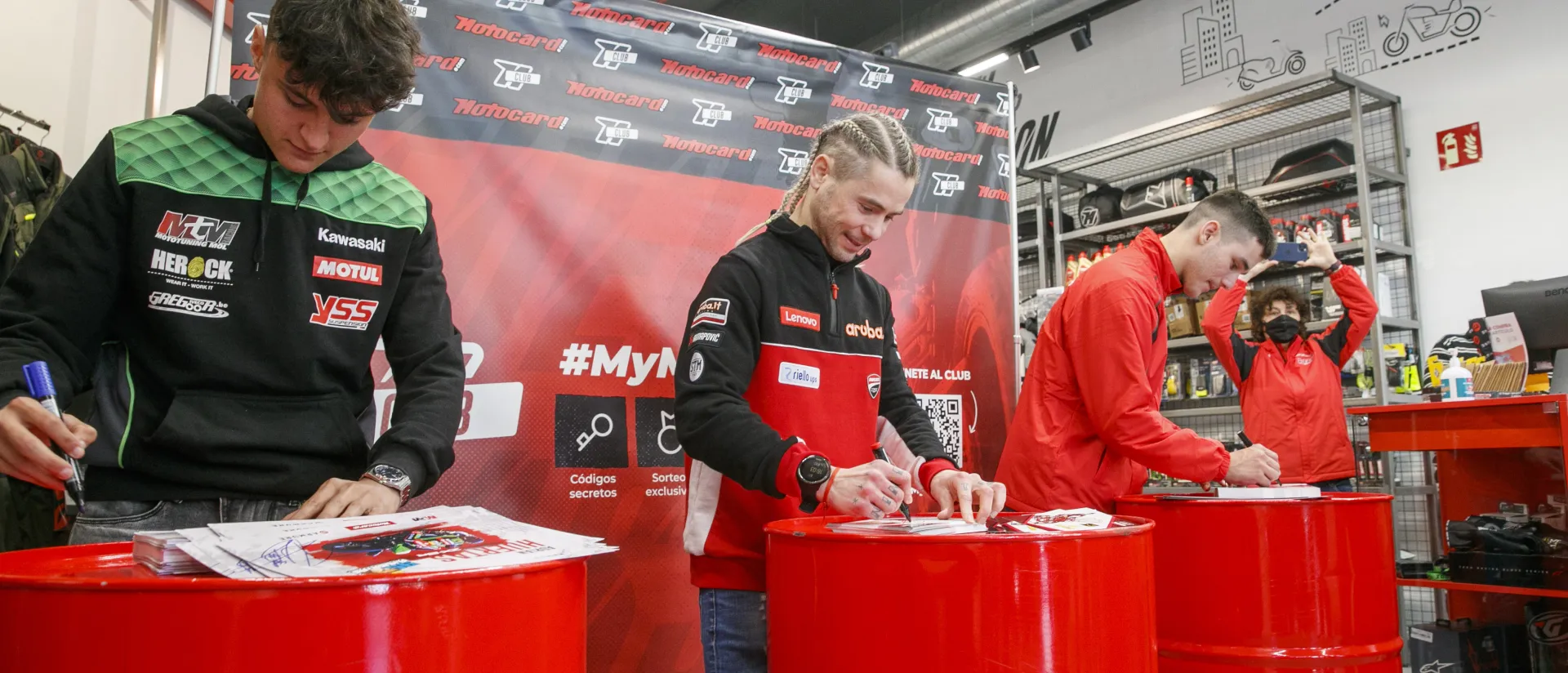 Bautista, Lecuona y Huertas disfrutan del cariño de los fans aragoneses antes del inicio del Campeonato Mundial de Superbikes. Bautista, Lecuona y Huertas disfrutan del cariño de los fans aragoneses antes del inicio del Campeonato Mundial de Superbikes.