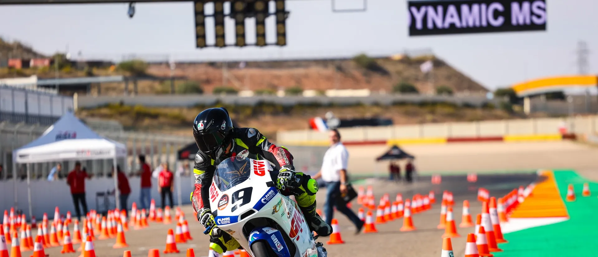La acción se traslada a pista para decidir los ganadores de las VII Edición de MotoStudent en MotorLand Aragón La acción se traslada a pista para decidir los ganadores de las VII Edición de MotoStudent en MotorLand Aragón