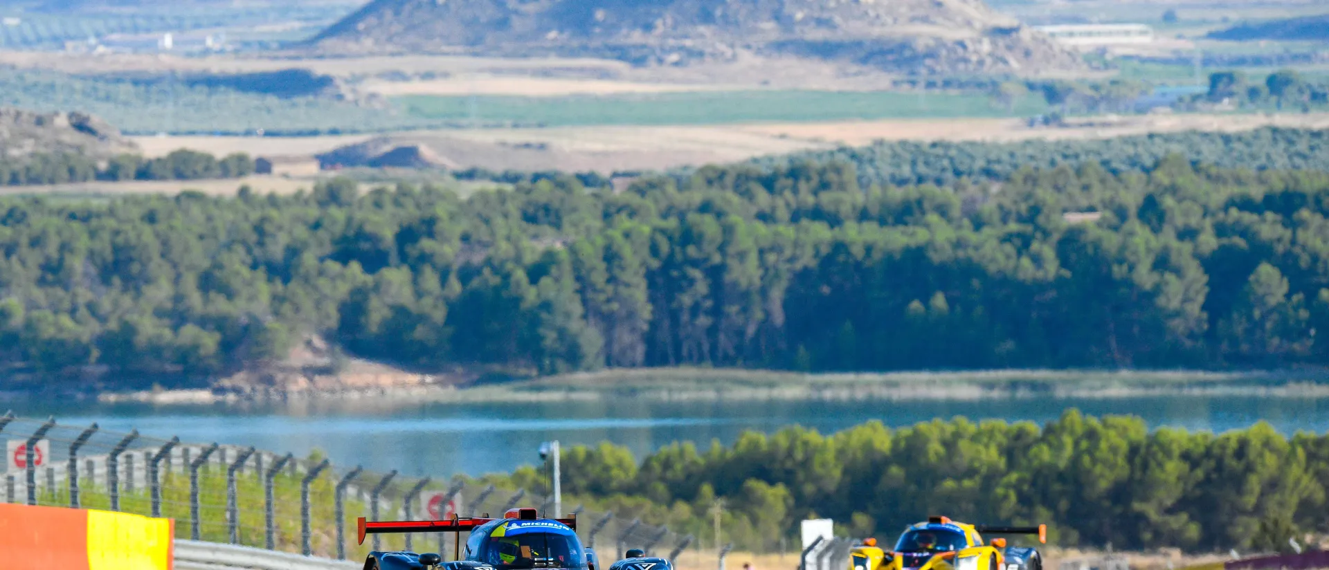 El público disfruta del primer día de carreras en las 4 Horas de Aragón de la European Le Mans Series