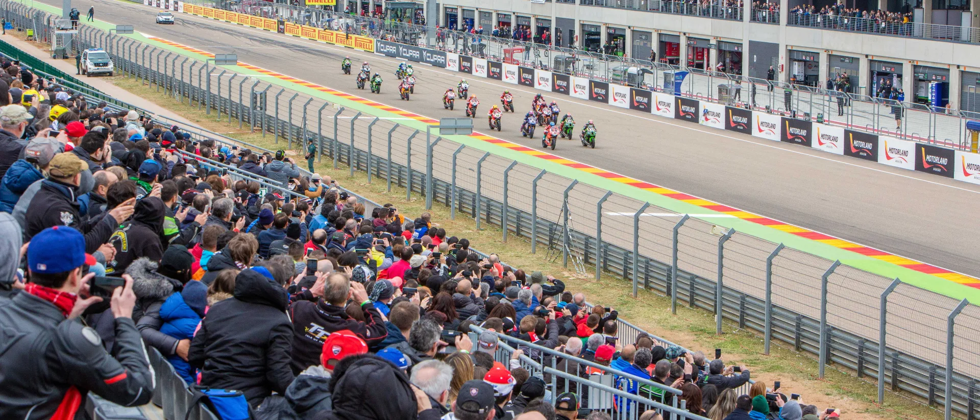 Gran ambiente en MotorLand con victoria para Rea y podio para Forés en la primera carrera de Superbikes Gran ambiente en MotorLand con victoria para Rea y podio para Forés en la primera carrera de Superbikes