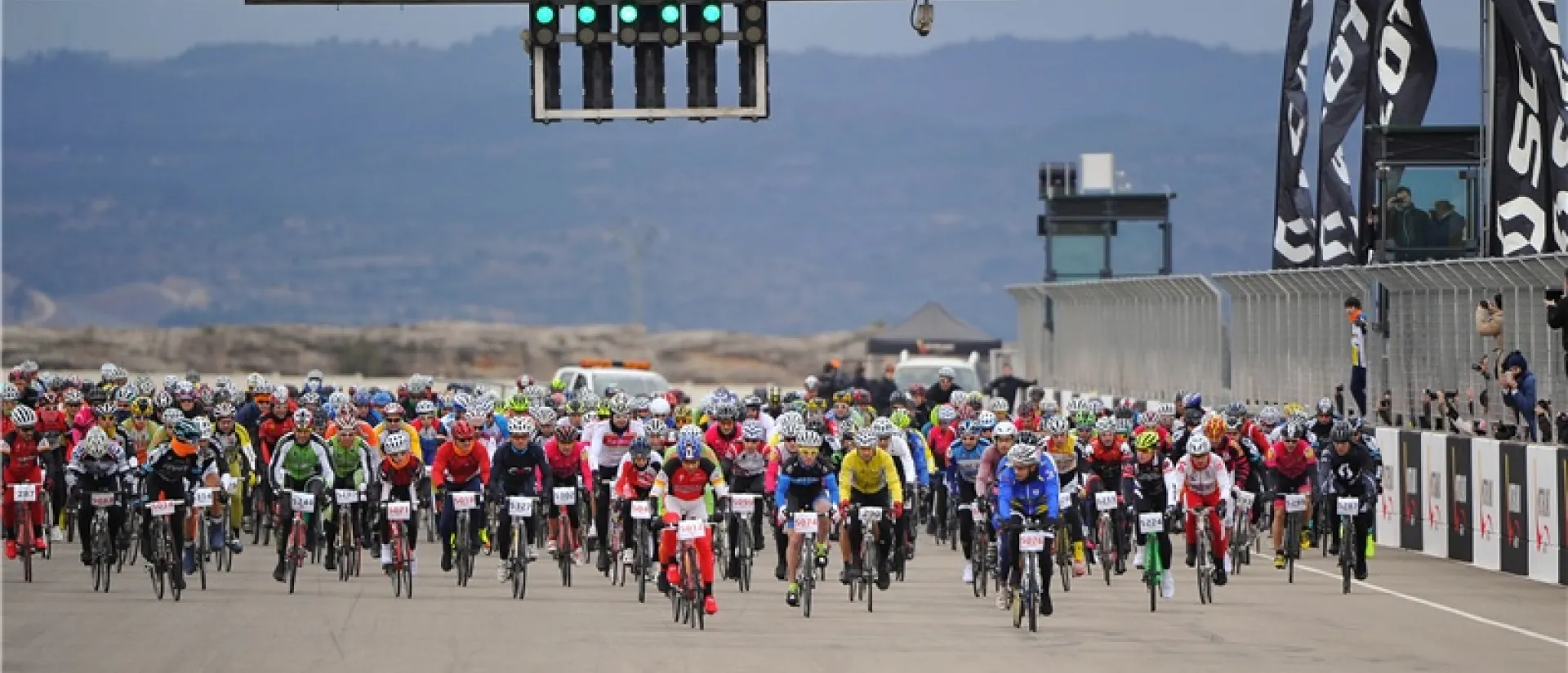 Las bicicletas conquistan MotorLand en el arranque de La Invernal