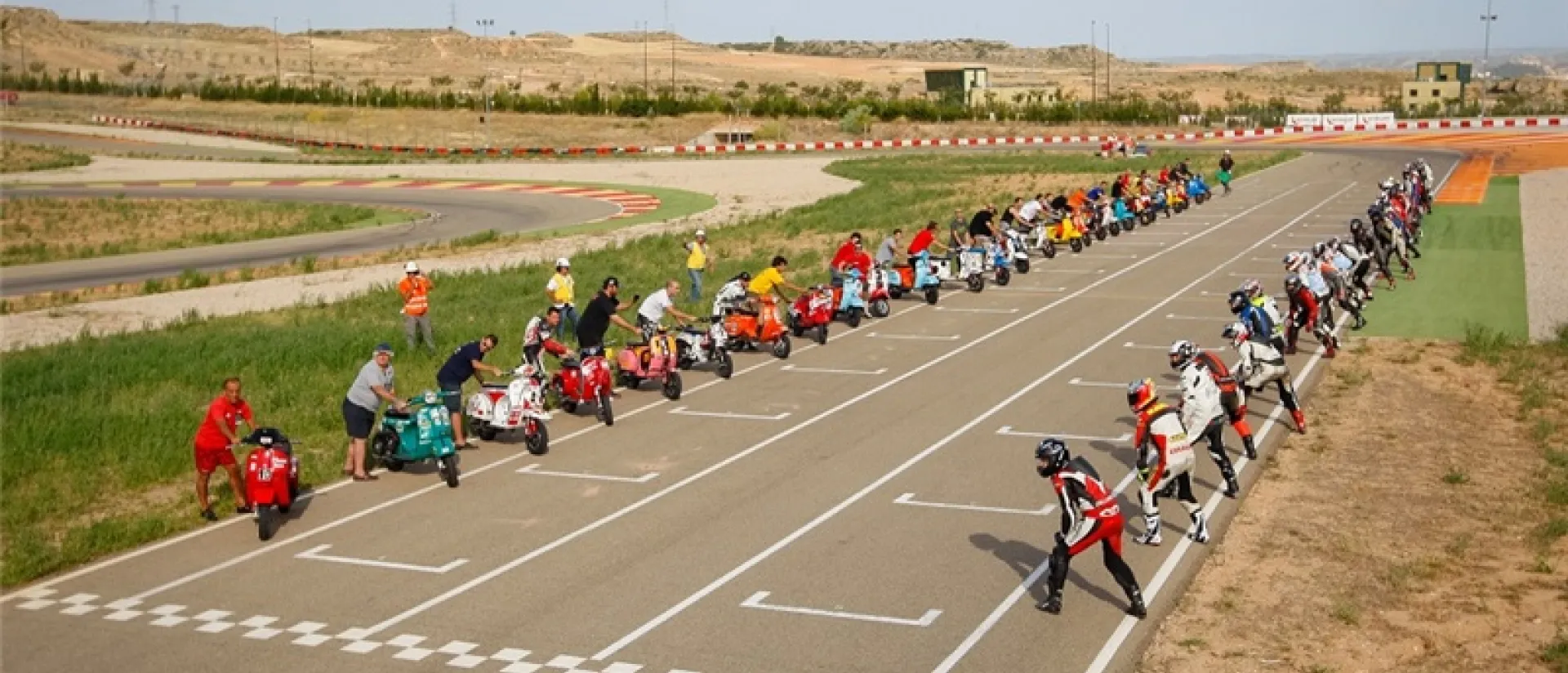 Las Vespas toman MotorLand durante 6 intensas horas Las Vespas toman MotorLand durante 6 intensas horas