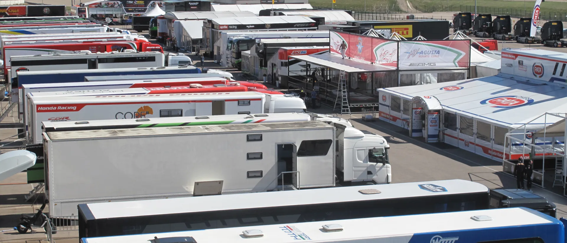 Los equipos, pilotos y organización del Mundial de Superbikes desembarcan en MotorLand