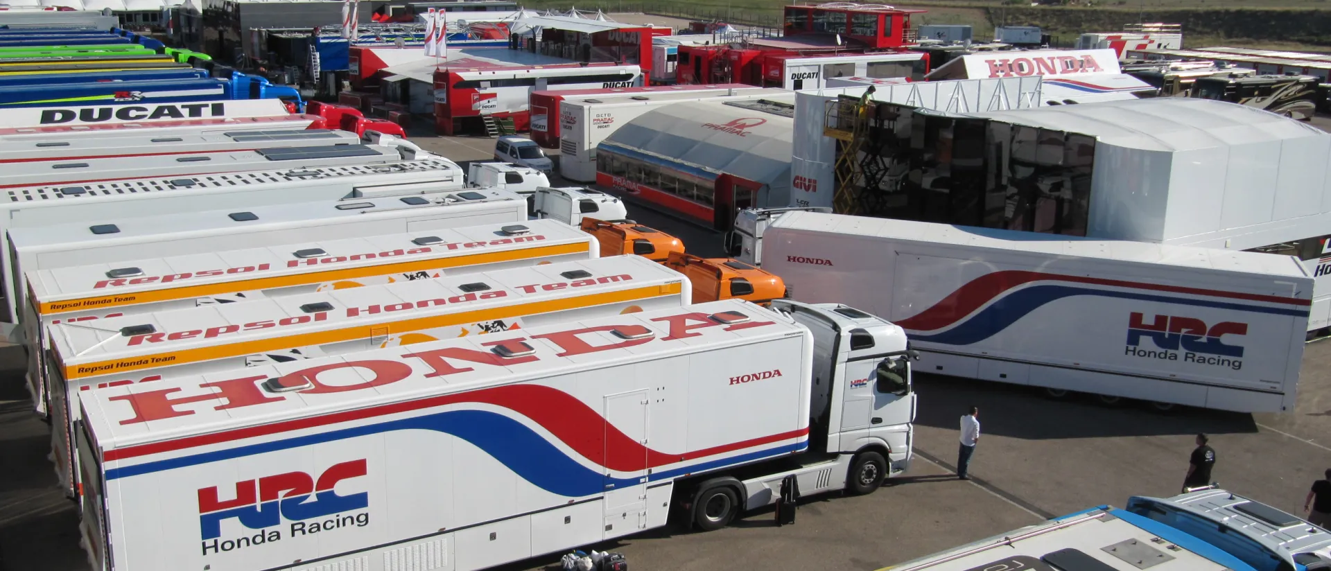 Los equipos y organización de MotoGP comienzan a llenar de colorido el paddock de MotorLand Los equipos y organización de MotoGP comienzan a llenar de colorido el paddock de MotorLand