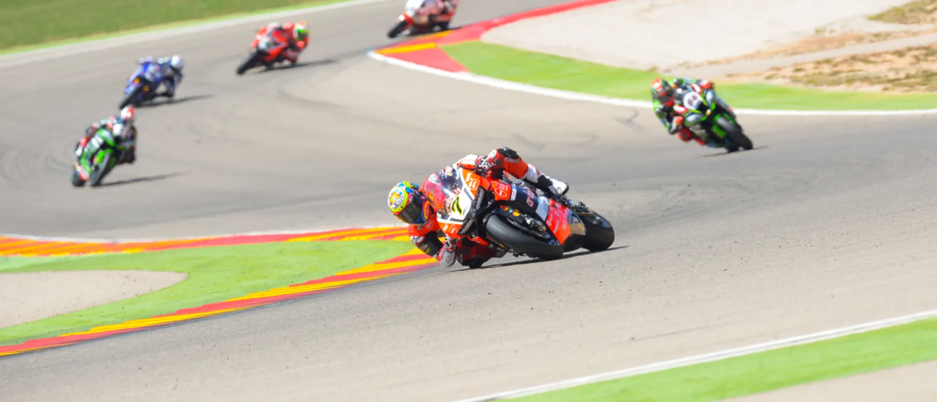 Extraordinario ambiente en la jornada de sábado en MotorLand con victoria para Davies en la Carrera 1 de Superbikes