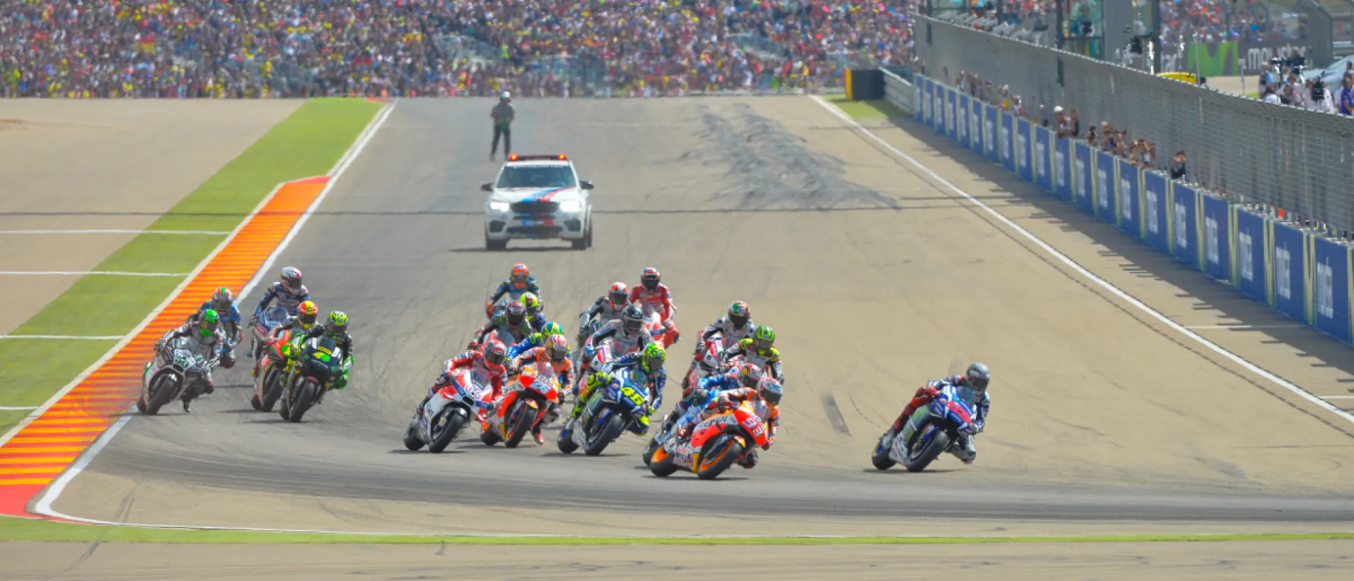 Miles de aficionados vibran en MotorLand con el espectáculo de MotoGP Miles de aficionados vibran en MotorLand con el espectáculo de MotoGP