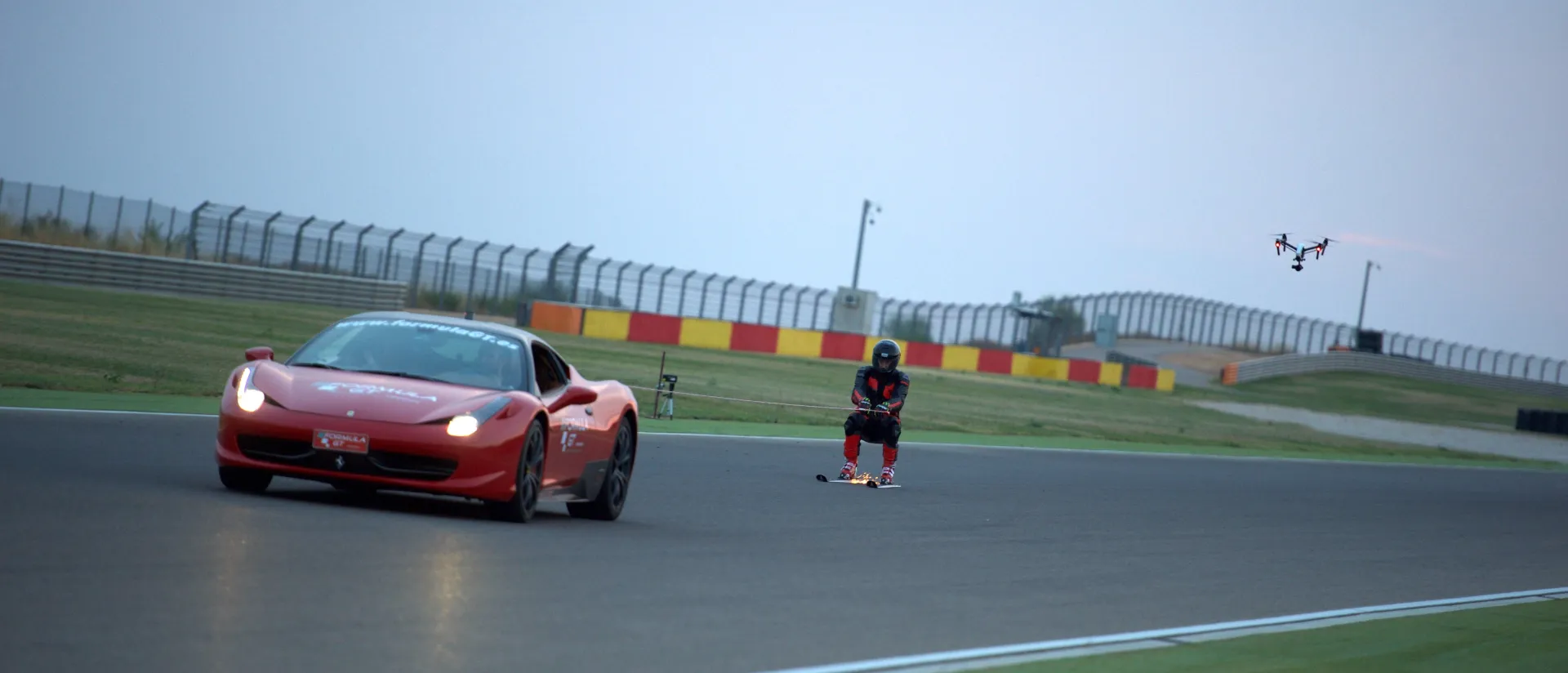 MotorLand es escenario del espectacular récord del mundo de esquí sobre asfalto de Jan Farrell MotorLand es escenario del espectacular récord del mundo de esquí sobre asfalto de Jan Farrell