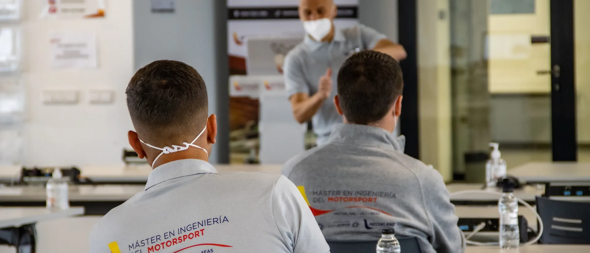 Los alumnos del Máster de Ingeniería del Motorsport aprenden desde el box la actividad de un equipo de WSBK. Los alumnos del Máster de Ingeniería del Motorsport aprenden desde el box la actividad de un equipo de WSBK.