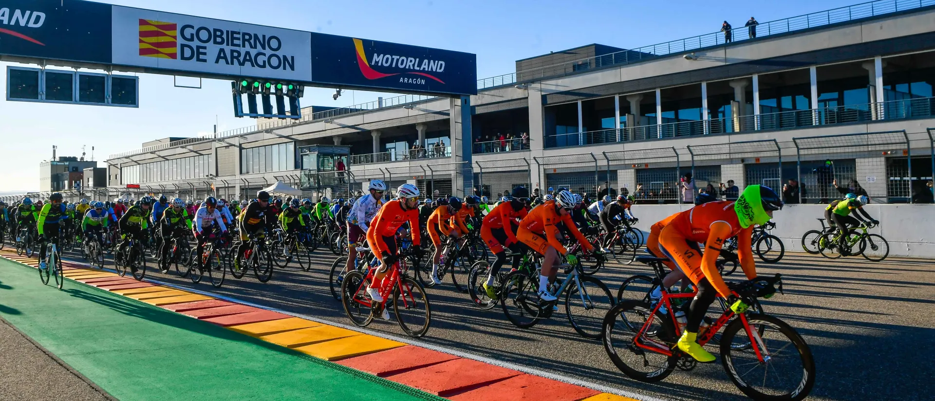 Las bicicletas salen a la pista y brillan el primer día de La Invernal Las bicicletas salen a la pista y brillan el primer día de La Invernal