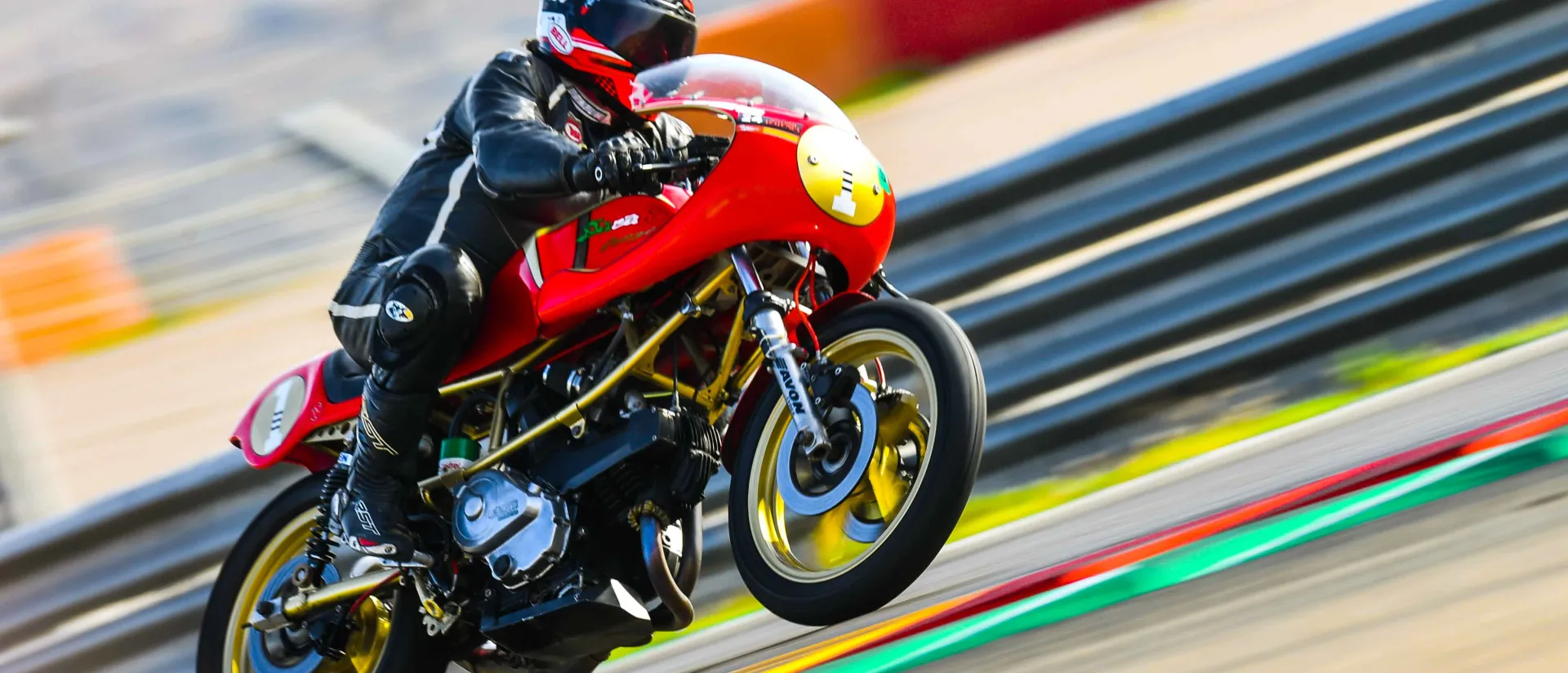 Miles de asistentes reviven el espíritu del clásico en Motorland Aragón