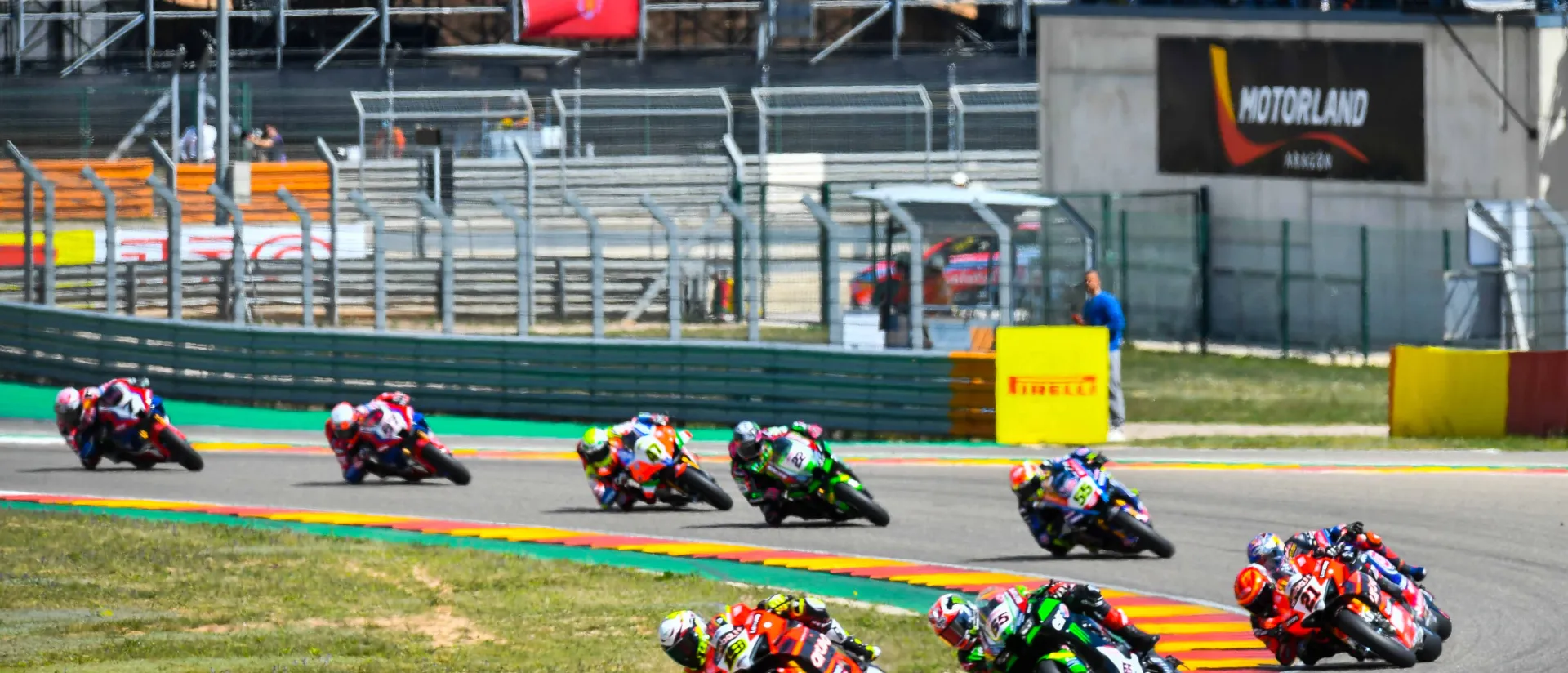 Álvaro Bautista, líder de la Round Aragón, doblete en las dos carreras del domingo celebradas en Motorland.