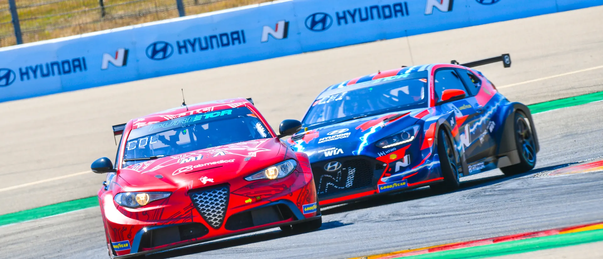 El Pure ETCR dejan a Ekström y Azcona compitiendo por el primer puesto de la clasificación en Motorland Aragón. El Pure ETCR dejan a Ekström y Azcona compitiendo por el primer puesto de la clasificación en Motorland Aragón.