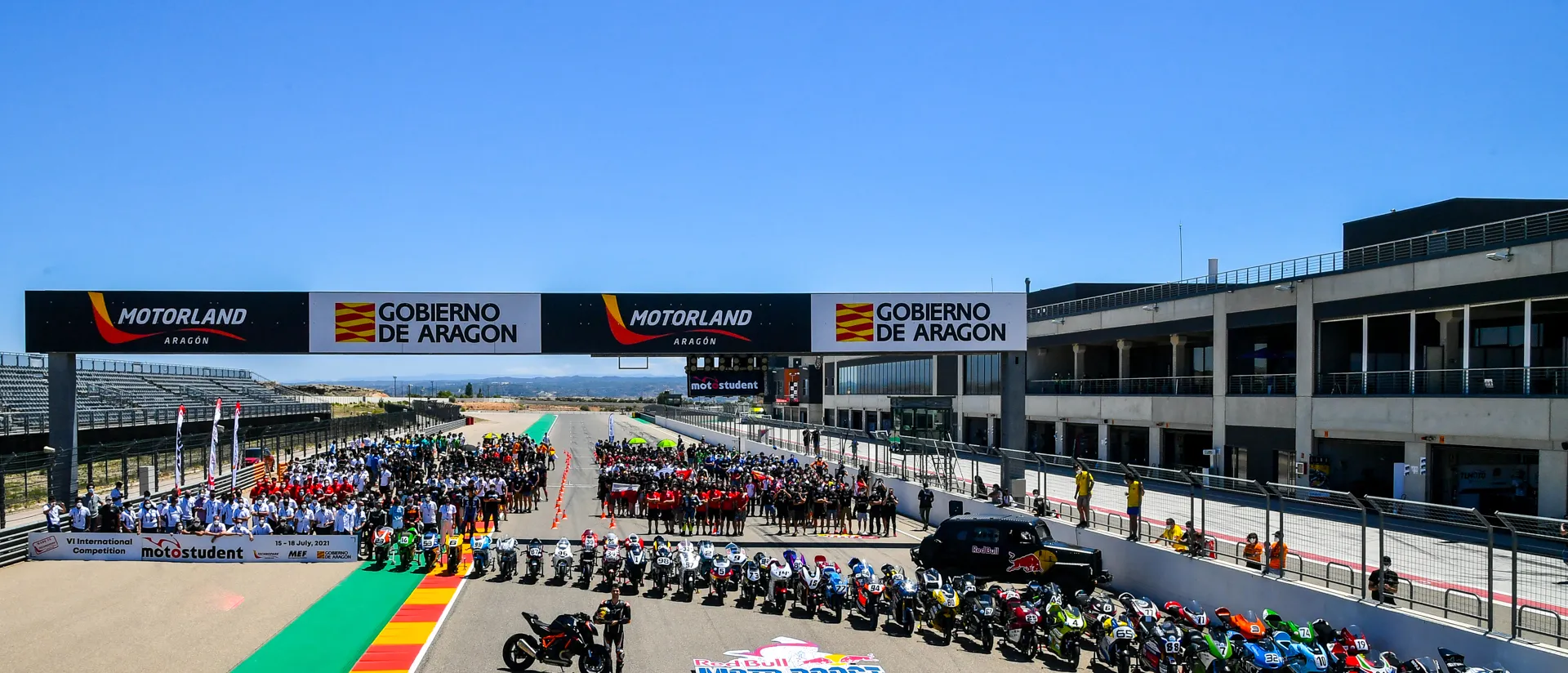 Dani Pedrosa rueda en MotoStudent con los ingenieros del futuro