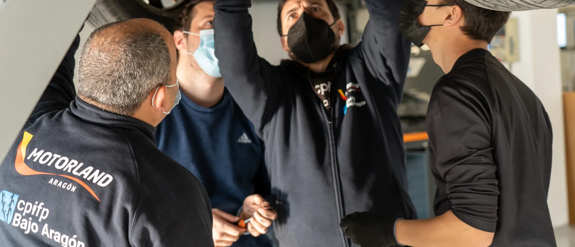Alumnos del Grado Superior de Automoción realizan sus prácticas en Motorland Aragón. Alumnos del Grado Superior de Automoción realizan sus prácticas en Motorland Aragón.