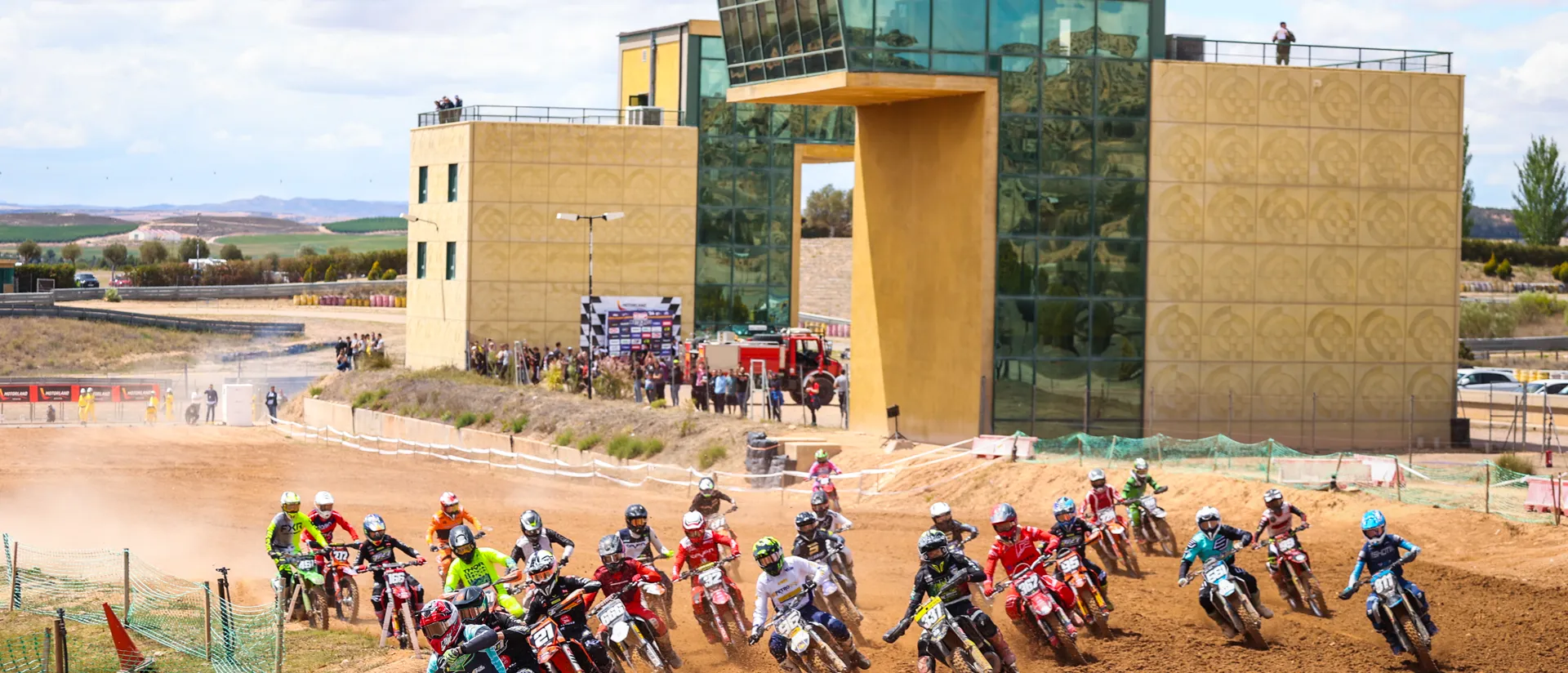 El Motocross en su estado más puro llega a Motorland con más de 180 pilotos para competir en el campeonato nacional El Motocross en su estado más puro llega a Motorland con más de 180 pilotos para competir en el campeonato nacional