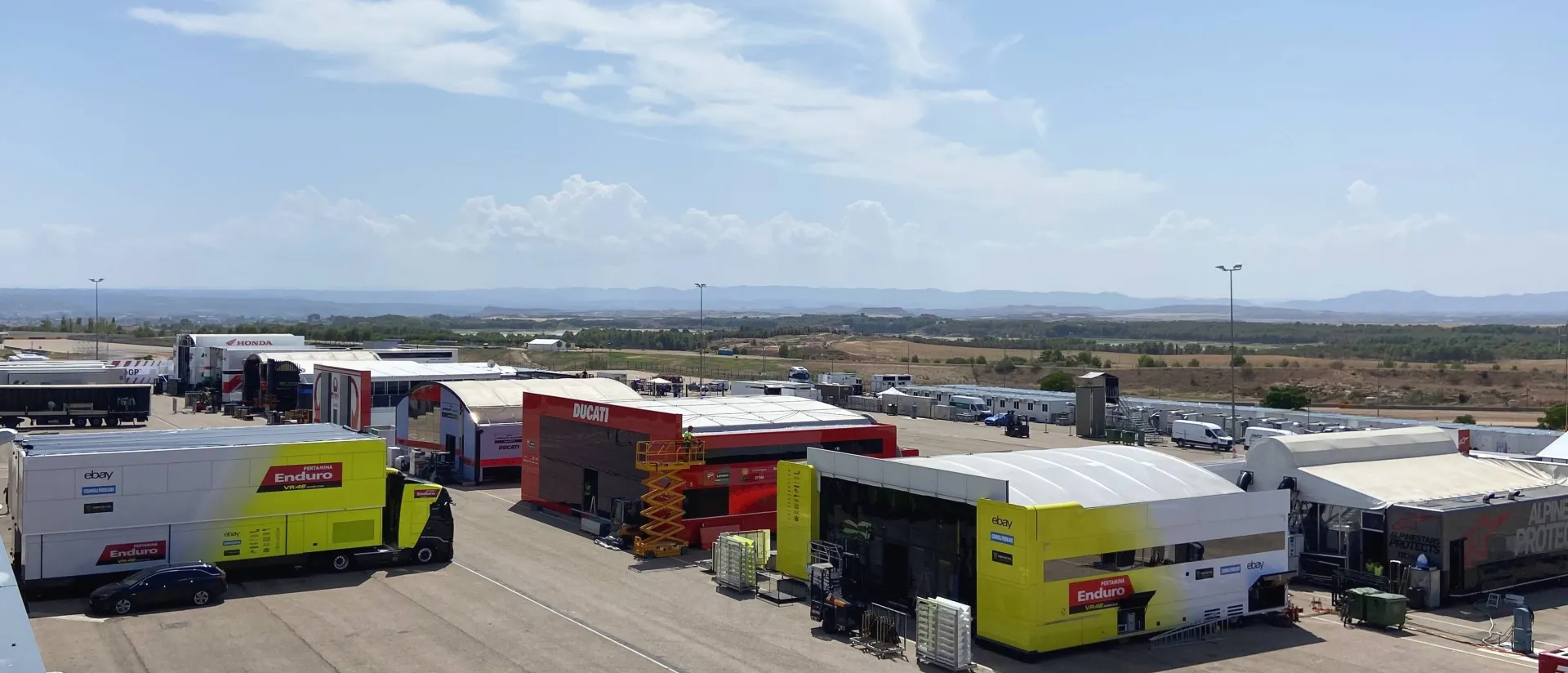 Los equipos de MotoGP visten el paddock de MotorLand a tan sólo dos días del comienzo del Gran Premio GoPro de Aragón Los equipos de MotoGP visten el paddock de MotorLand a tan sólo dos días del comienzo del Gran Premio GoPro de Aragón