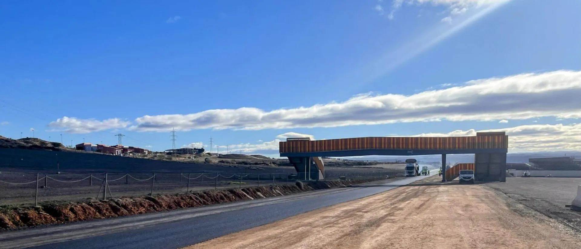 Tramo de vial de acceso circuitos Motorland Aragón