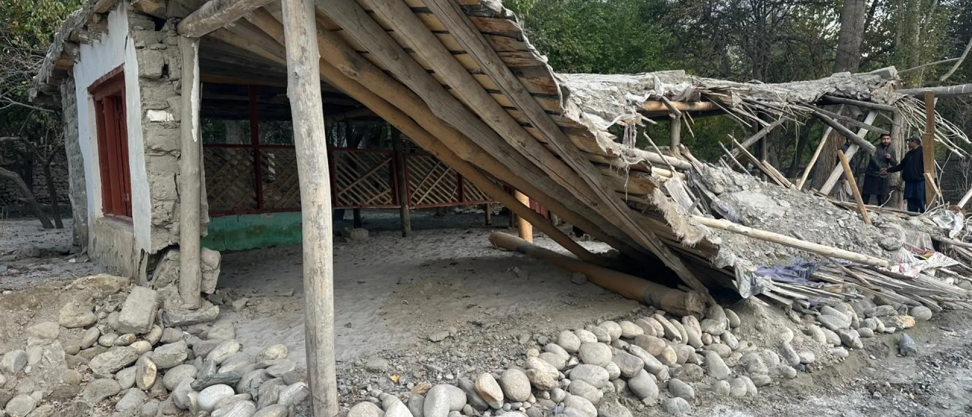 Ghorse, escuela destruida por una inundación. Sarabastall y La Invernal 2026