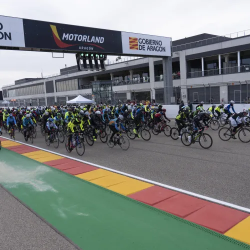 Los ciclistas solidarios toman MotorLand en la primera jornada de La Invernal