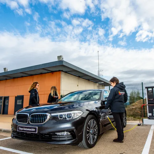 MotorLand inaugura tres puntos de recarga para vehículos eléctricos en sus instalaciones