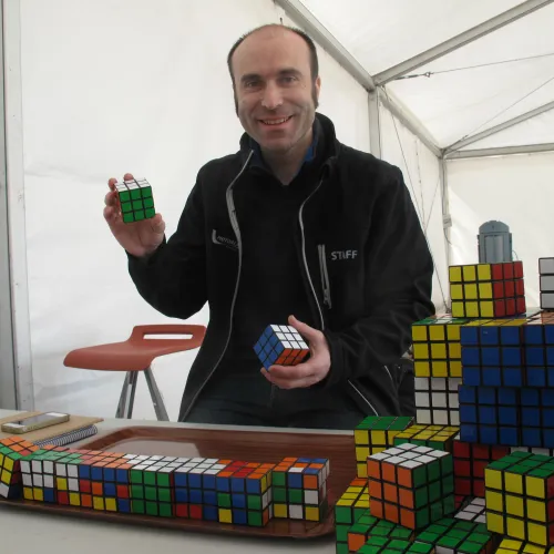 El récord del mosaico de cubos de Rubik más grande del mundo se batirá en MotorLand durante las Superbikes 