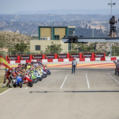 Las 6 horas de Vespa divierten en MotorLand