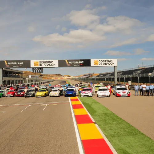 Turismos y motos se dan cita en el Trofeo Aniversario de MotorLand Aragón