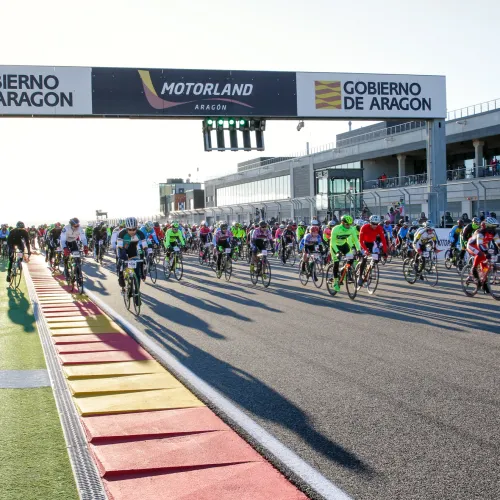Las bicicletas toman MotorLand en la primera jornada de La Invernal