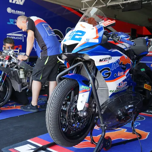 Calentando pista en el ESBK de Motorland Aragón