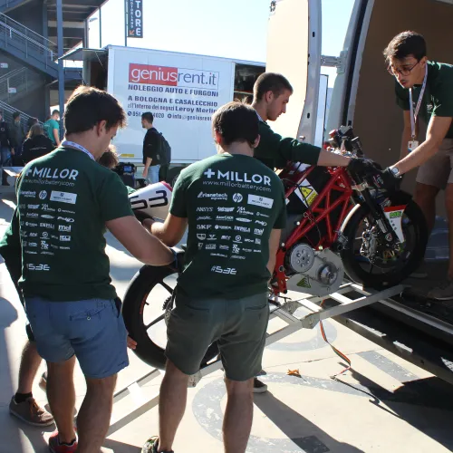 Los equipos de MotoStudent desembarcan en el paddock de MotorLand