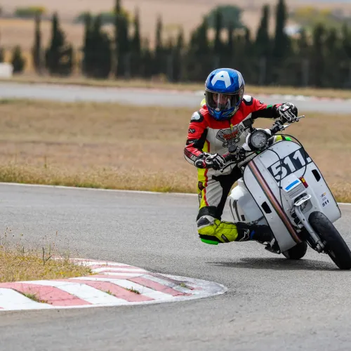 Un exalumno del Máster de Ingeniería del Motorsport de MotorLand Aragón marca un récord Guinness y entra en la historia de las motos eléctricas