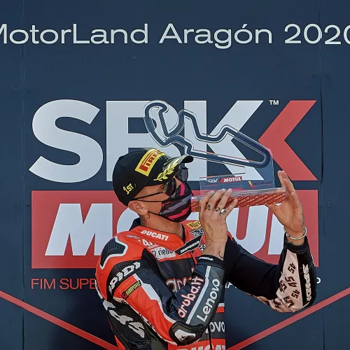 Emocionantes batallas en las primeras carreras del Mundial de Superbikes en MotorLand