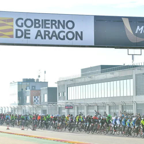 Los ciclistas solidarios toman MotorLand en la primera jornada de La Invernal