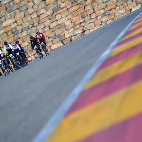 La Invernal 2022 de Motorland Aragón ayuda a los niños con síndrome de Angelman. 