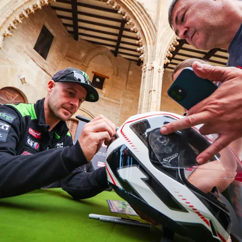 Empieza la fiesta del Mundial de Superbike con la firma de pilotos, regalos y sorteos en la plaza de Alcañiz