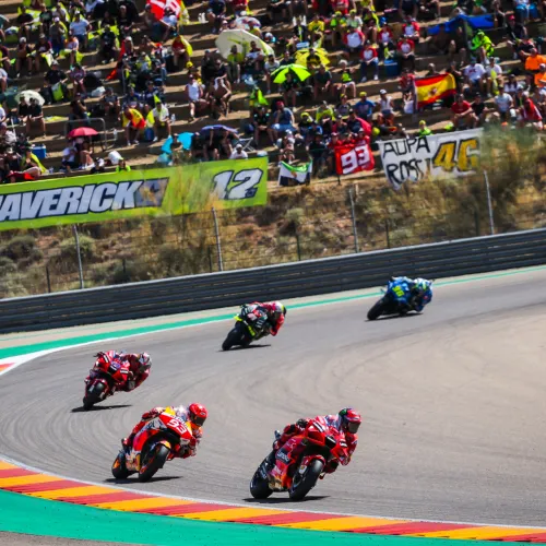 Francesco Bagnaia lucha su primera victoria de infarto en el templo de Márquez.