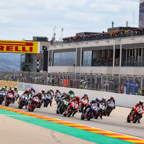 Duelo en la cumbre entre Jonathan Rea y Álvaro Bautista por la victoria de hoy en MotorLand Aragón
