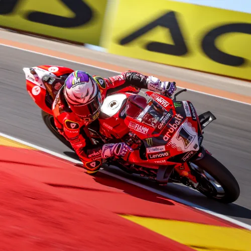 Gran actuación de Álvaro Bautista en MotorLand en el Mundial de Superbikes con los aficionados como protagonistas