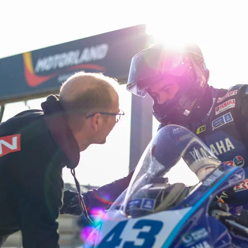 Tito Rabat vuelve y vence a Uramoto en MotorLand tras un duelo hasta la última vuelta