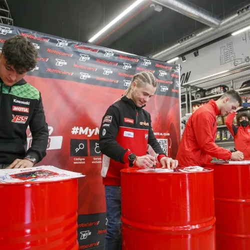 Bautista, Lecuona y Huertas disfrutan del cariño de los fans aragoneses antes del inicio del Campeonato Mundial de Superbikes.