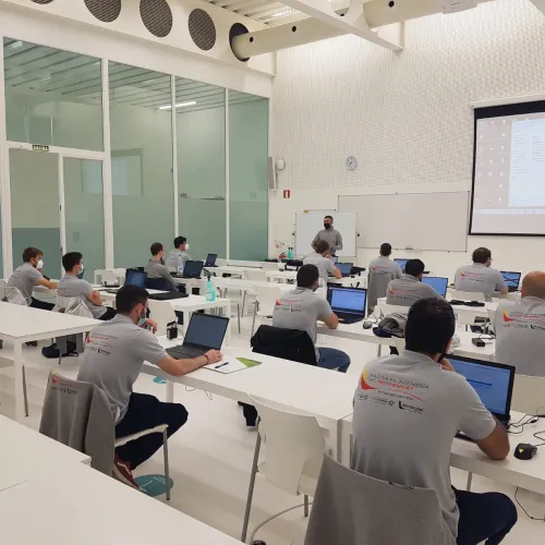 32 alumnos del primer Máster en Ingeniería del Motor de Aragón se preparan para convertirse en ingenieros de competición de un equipo