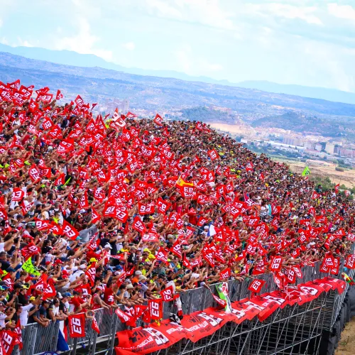 Las gradas de MotorLand brillarán con los colores de los clubes de fans en el Gran Premio GoPro de Aragón