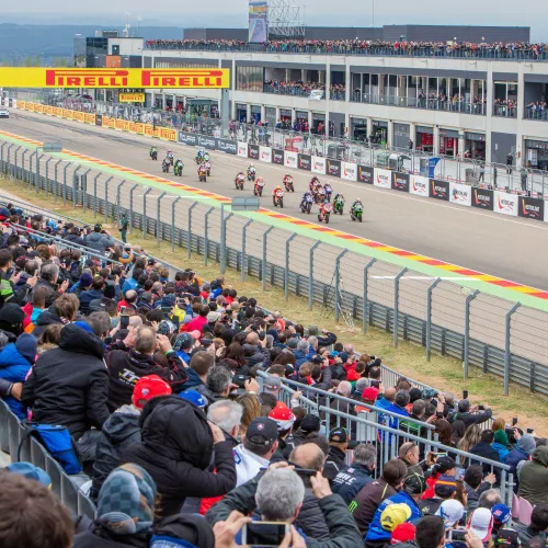 Gran ambiente en MotorLand con victoria para Rea y podio para Forés en la primera carrera de Superbikes 